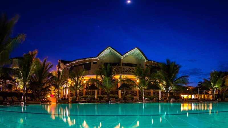 Senegal-Saly-Lamantin-Beach-Resort-&-Spa-sfeerbeeld-avond-zwembad-hotelgebouw