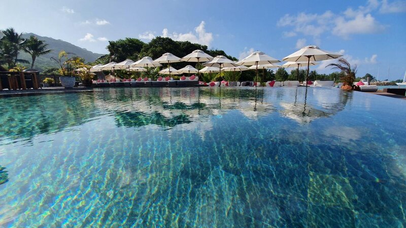 Seychellen-La-Digue-Domaine-de-l'Organeraie-zwembad-en-poolbar