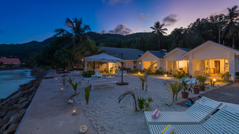 Seychellen-La-Digue-Le-Natautique-Waterfront-Hotel-beachvilla's-avond