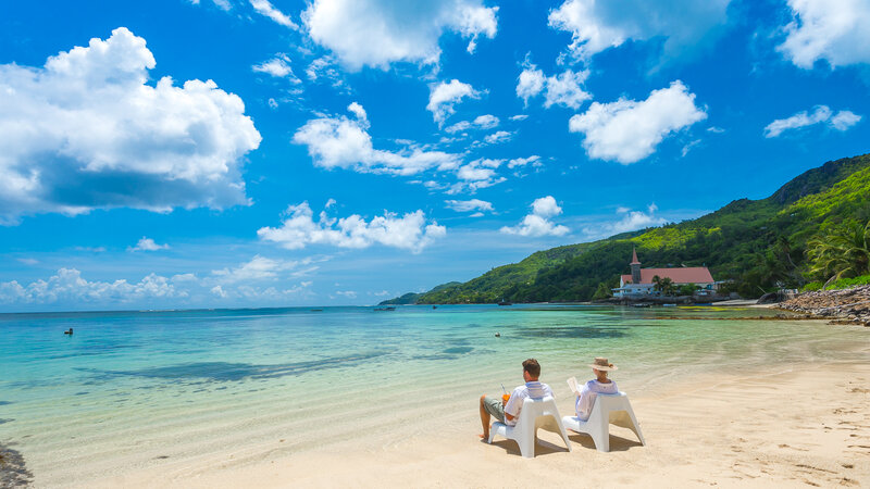 Seychellen-La-Digue-Le-Natautique-Waterfront-Hotel-koppel-strand