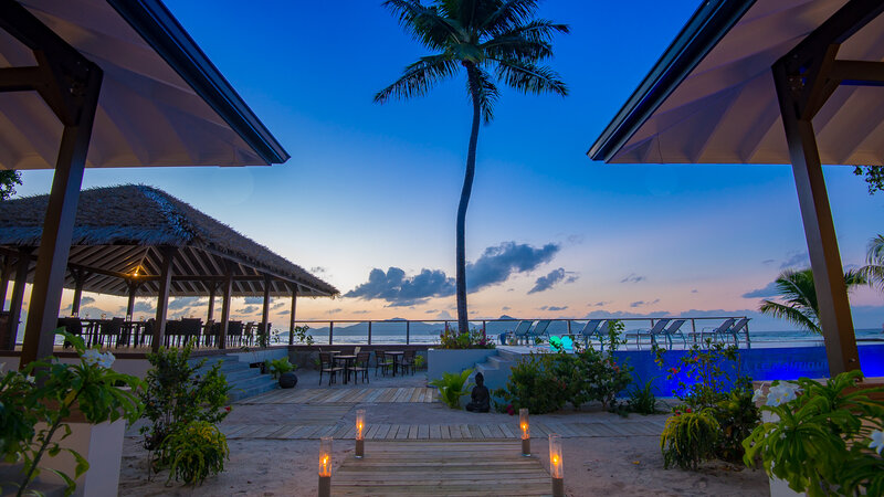 Seychellen-La-Digue-Le-Natautique-Waterfront-Hotel-restaurant-avond