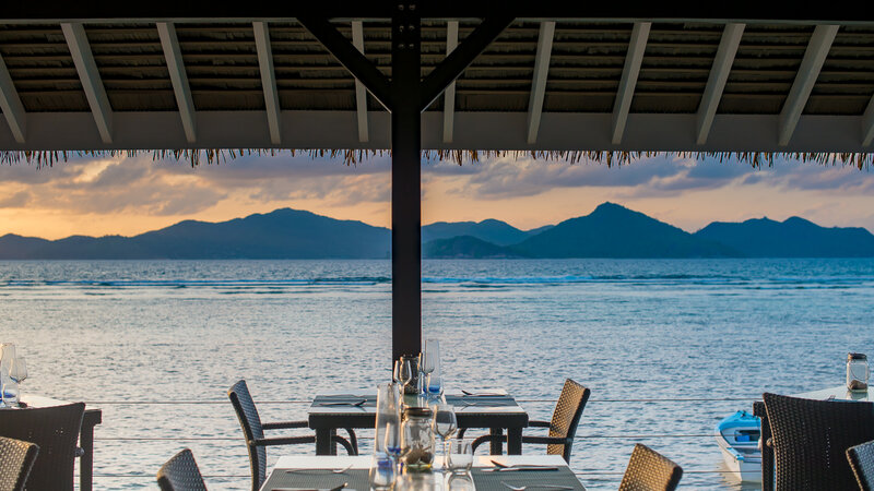 Seychellen-La-Digue-Le-Natautique-Waterfront-Hotel-restaurant-zonsondergang