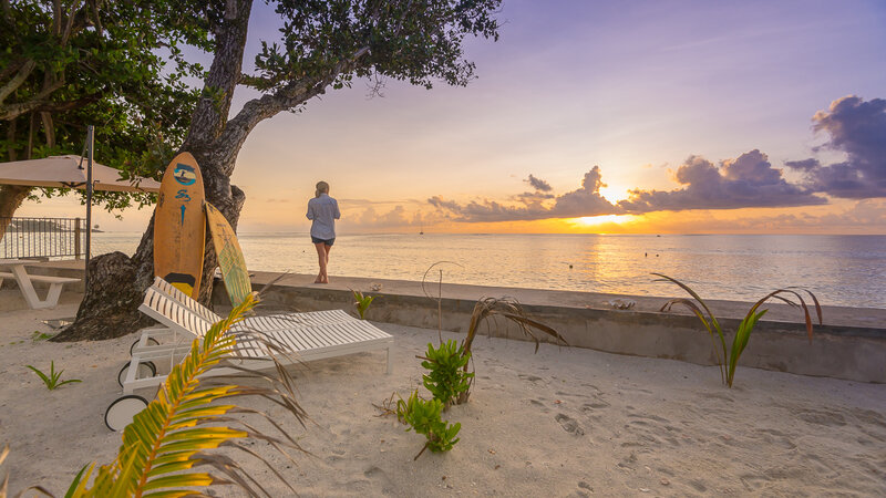 Seychellen-La-Digue-Le-Natautique-Waterfront-Hotel-vrouw-strand