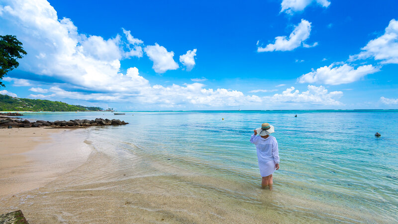 Seychellen-La-Digue-Le-Natautique-Waterfront-Hotel-vrouw-zee