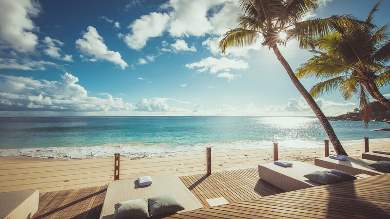Seychellen-Mahe-Carana-Beach-ligbedden-deck