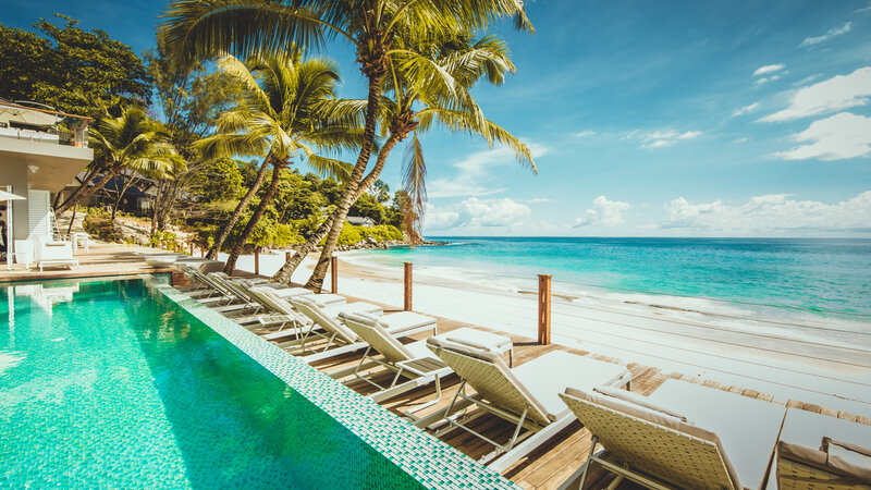 Seychellen-Mahe-Carana-Beach-ligbedden Deck & strand