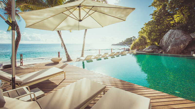 Seychellen-Mahe-Carana-Beach-ligbedden-zwembad