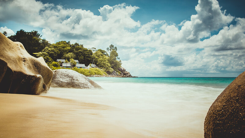 Seychellen-Mahe-Carana-Beach-rotsen-strand