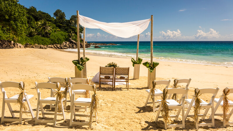 Seychellen-Mahe-Carana-Beach-Wedding-beach-setup