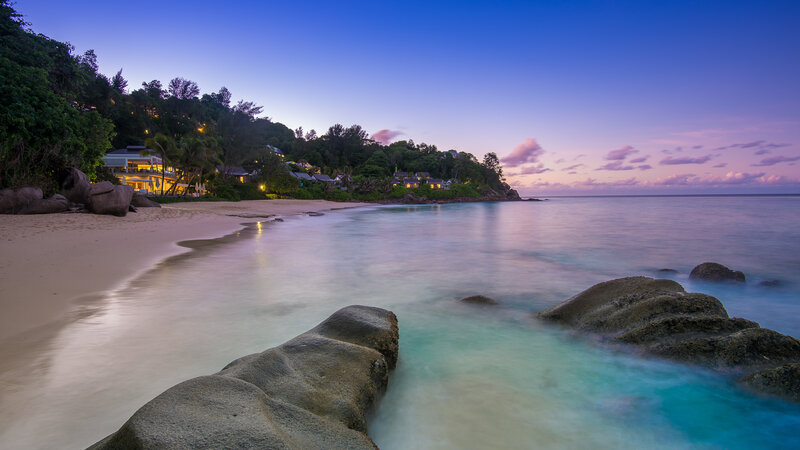 Seychellen-Mahe-Carana-Beach-zonsondergang-strand