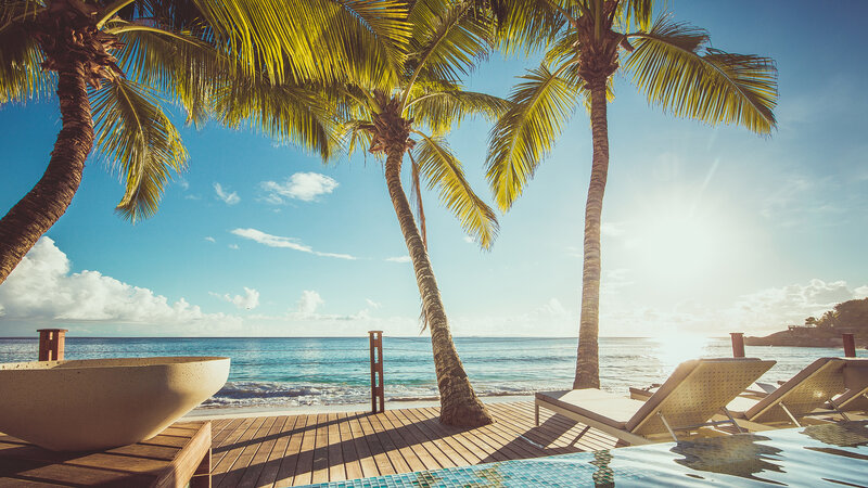 Seychellen-Mahe-Carana-Beach-zwembad-ligbedden-zee