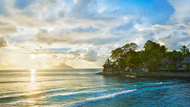 Seychellen-Mahe-Hilton-Northolme-Resort-&-Spa-uitzicht-zee-zonsondergang