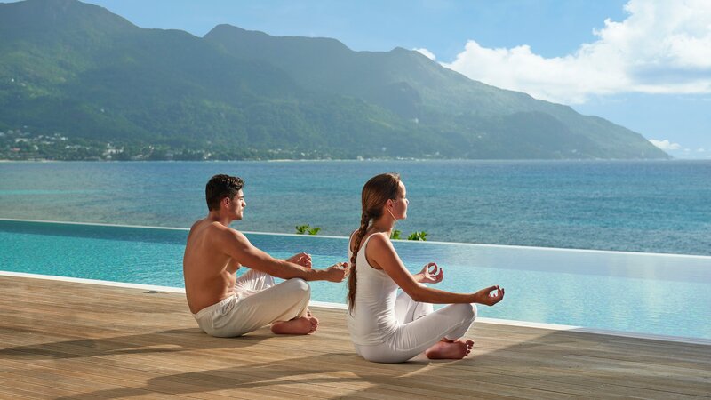 Seychellen-Mahe-Hilton-Northolme-Resort-&-Spa-yoga-koppel-zwembad