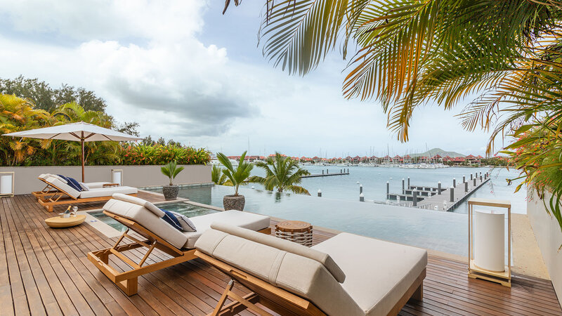 Seychellen-Mahe-L'Escale-Resort-Marina-&-Spa-deluxe-suite-mountain-view-zwembad