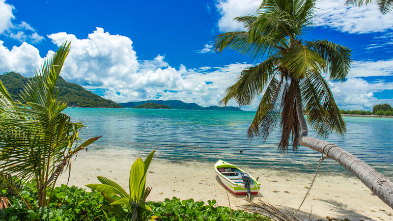 Seychellen-Praslin-strand-met-bootje