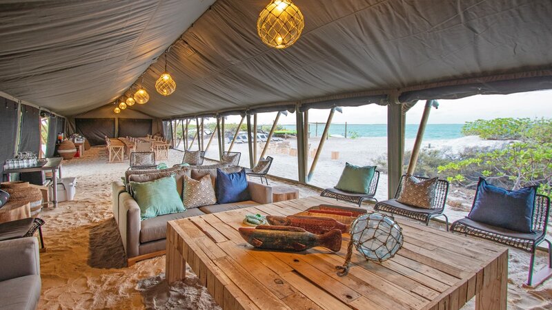 Seychellen-Private-eilanden-BlueSafari-Cosmo-Eco-Camp-lounge (foto van untamed travelling website)