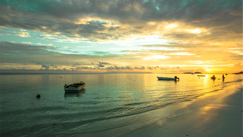 Seyvhellen-Praslin-Indian-Ocean-Lodge-strand-zonsondergang