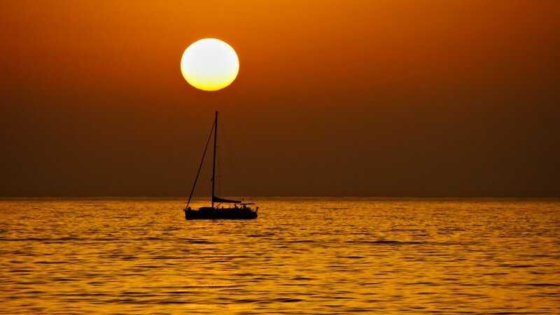 Sicilie-Eolische-Eilanden-zeilboot-bij-zonsondergang