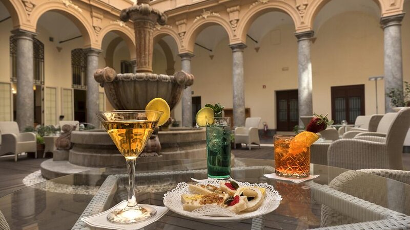 Sicilie-Noord-Sicilie-Palermo-Grand-hotel-Piazza-Brosa-sfeerbeeld-aperitief