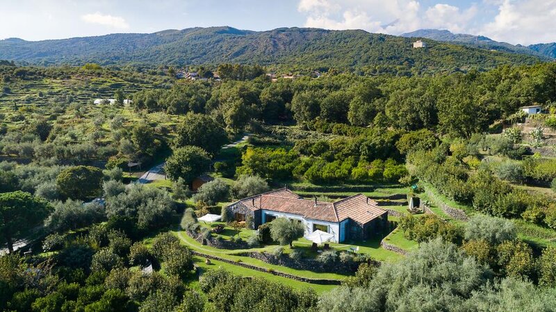 Sicilie-Oost-Sicilie-Monaci-delle-Terre-Nere-luchtfoto