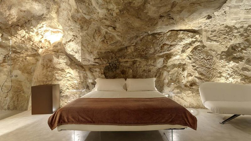 Sicilie-Zuidoost-Ragusa-Locanda-Don-Serafino-luxury-suite-bed