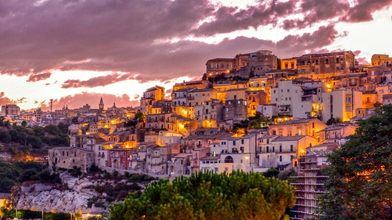 Sicilie-Zuidoost-streek-Ragusa-avond-sfeerbeeld