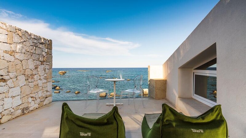 Sicillie-Zuidoost-Sicilie-Re-Dionisio-Boutique-Hotel-balkon-zitzakken