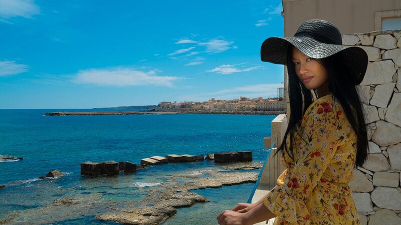 Sicillie-Zuidoost-Sicilie-Re-Dionisio-Boutique-Hotel-vrouw-met-hoed-balkon