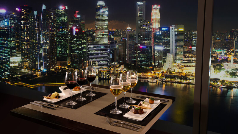 Singapore-Marina-Bay-Sands-diner-avond-met-uitzicht