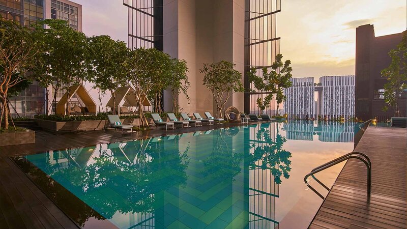 Singapore-Oasia-Downtown-infinity-pool-Club-guest