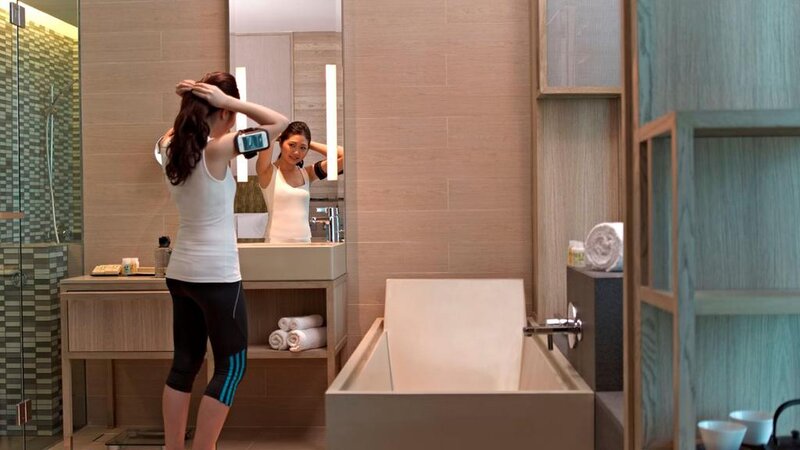 Singapore-Parkroyal-on-pickering-vrouw-badkamer