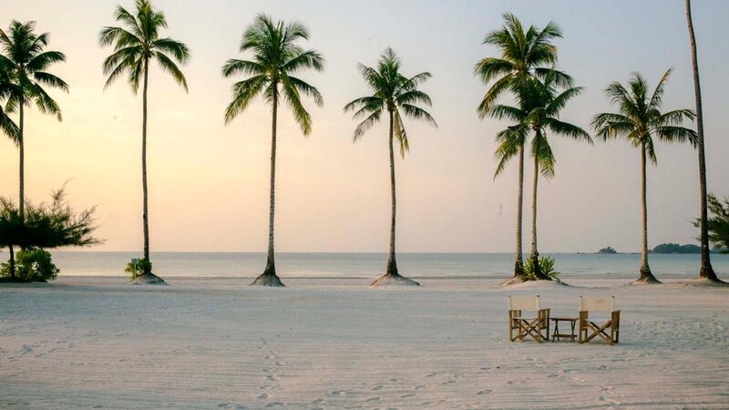 Singapore-The-Sanchaya-strand-met-stoeltjes