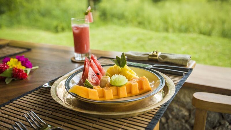 Sri-Lanka-Galgamuwa-Hotel-Gal-Oya-Lodge-bord-met-fruit