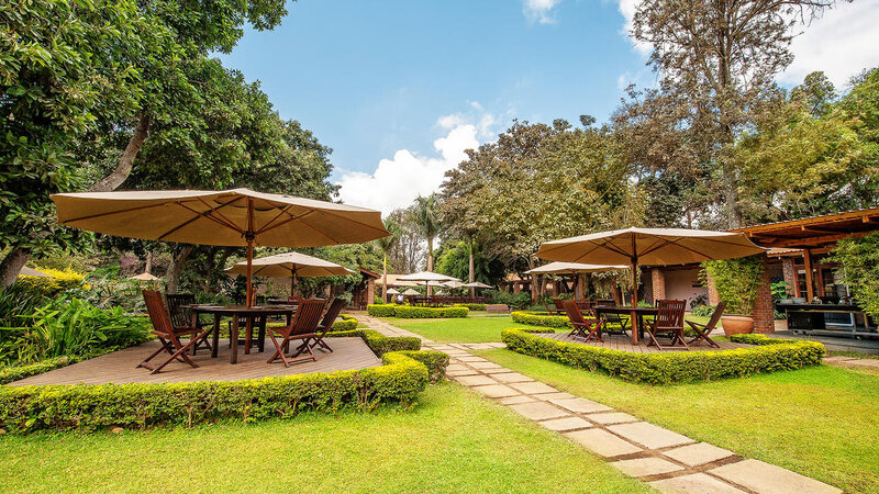 Tanzania-Arusha-Coffee-lodge-tuin-tafels