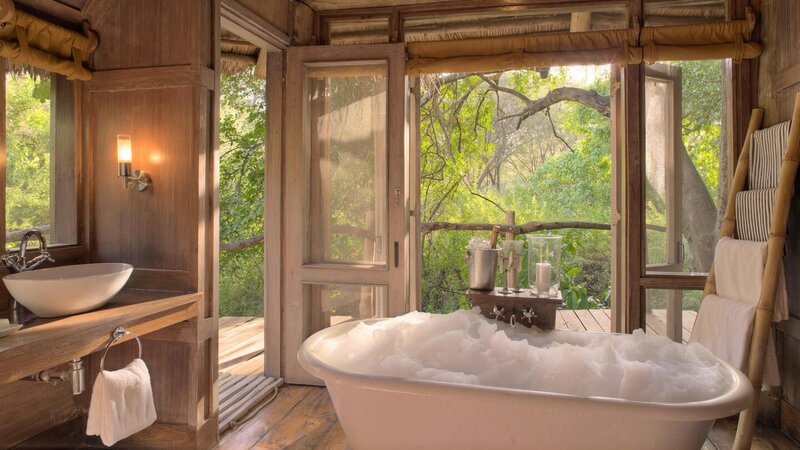 Tanzania-Lake-Manyara-&Beyond-Lake-Manyara-Tree-Lodge-badkamer-bad