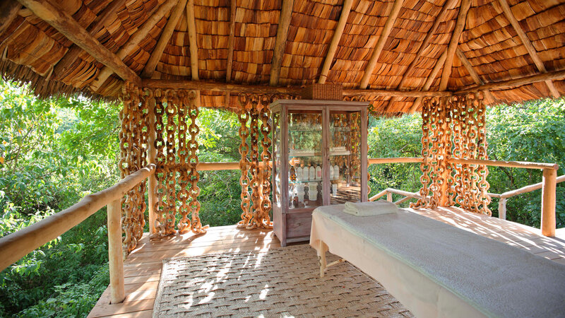 Tanzania-Lake-Manyara-&Beyond-Lake-Manyara-Tree-Lodge-massage-tafel