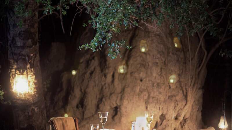 Tanzania-Lake-Manyara-Chem-Chem-Lodge-diner-bij-kaarslicht-2