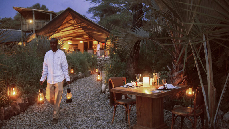 Tanzania-Lake-Manyara-Chem-Chem-Lodge-diner-bij-kaarslicht