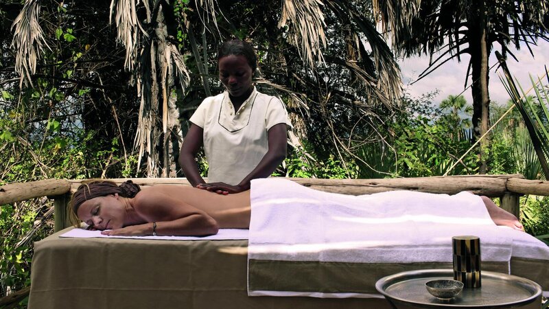 Tanzania-Lake-Manyara-Chem-Chem-Lodge-massage-vrouw-buiten