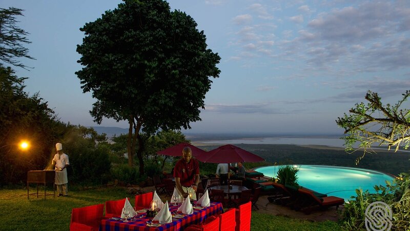 Tanzania-Lake-Manyara-Serena-Safari-Lodge-dineren-bij-het-zwembad