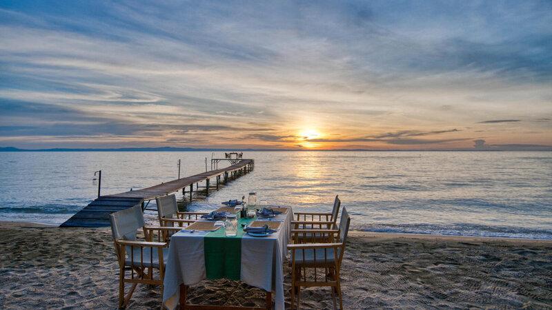 Tanzania-Mahale-Mountains-Mbali-Mbali-Mahale-Lodge-dineren-op-het-strand