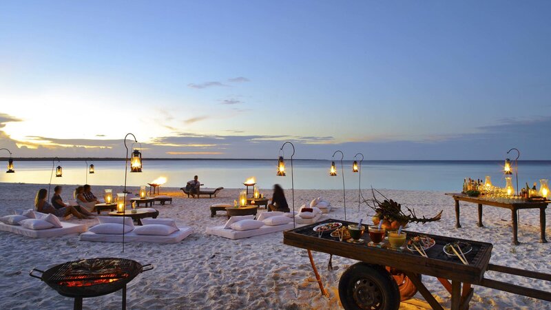 Tanzania-Mnemba-&Beyond-Mnemba-Island-dineren-op-het-strand