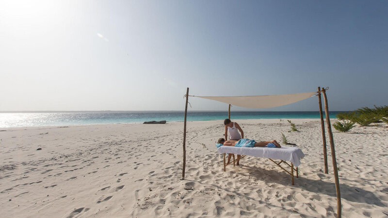 Tanzania-Mnemba-&Beyond-Mnemba-Island-massage-op-het-strand