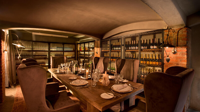 Tanzania-Ngorongoro-Crater-Lodge-diner-in-de-wijnkelder