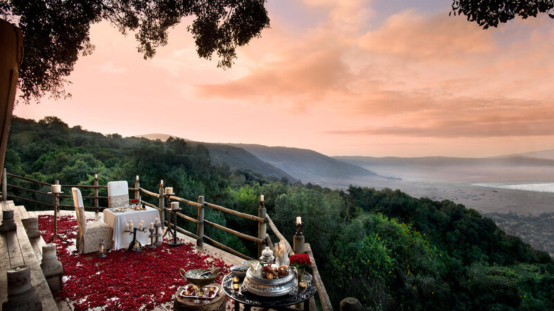 Tanzania-Ngorongoro-Crater-Lodge-romantisch-diner-opstelling