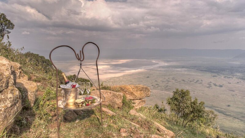 Tanzania-Ngorongoro-Crater-Lodge-sfeerbeeld-champagne-uitzicht