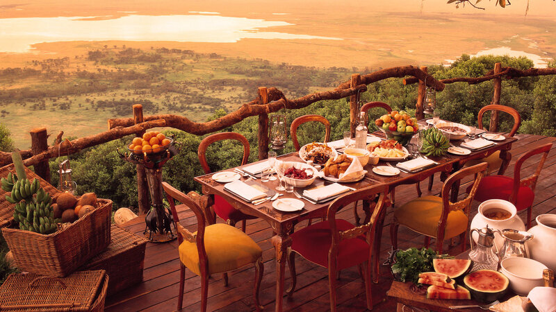 Tanzania-Ngorongoro-Crater-Lodge-sfeerfoto-ontbijt-buiten-met-prachtig-uitzicht