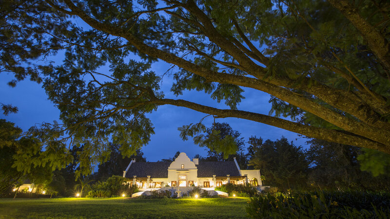 Tanzania-Ngorongoro-Elewana-The-Manor-avond-landhuis