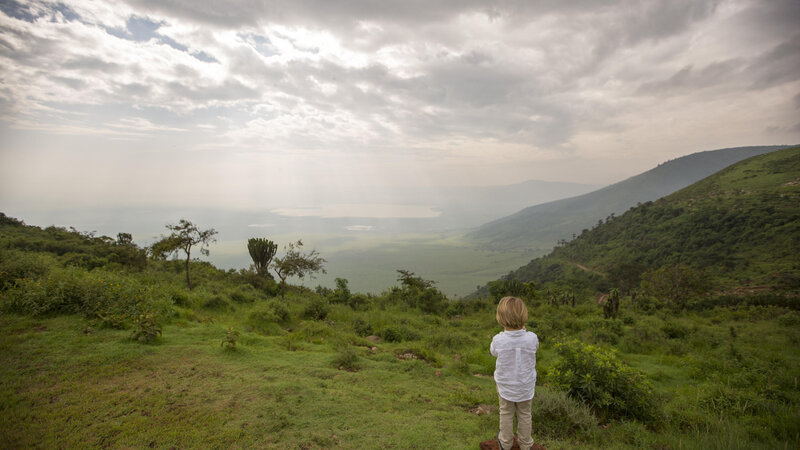 Tanzania-Ngorongoro-Elewana-The-Manor-kind-kijkend-naar-uitzicht