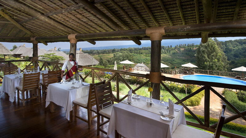 Tanzania-Ngorongoro-Neptune-Luxury-Lodge-restaurant-buiten